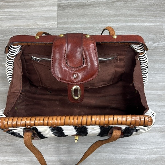 Vintage Styled by Encore Woven Clamshell Handbag - Picture 3 of 12